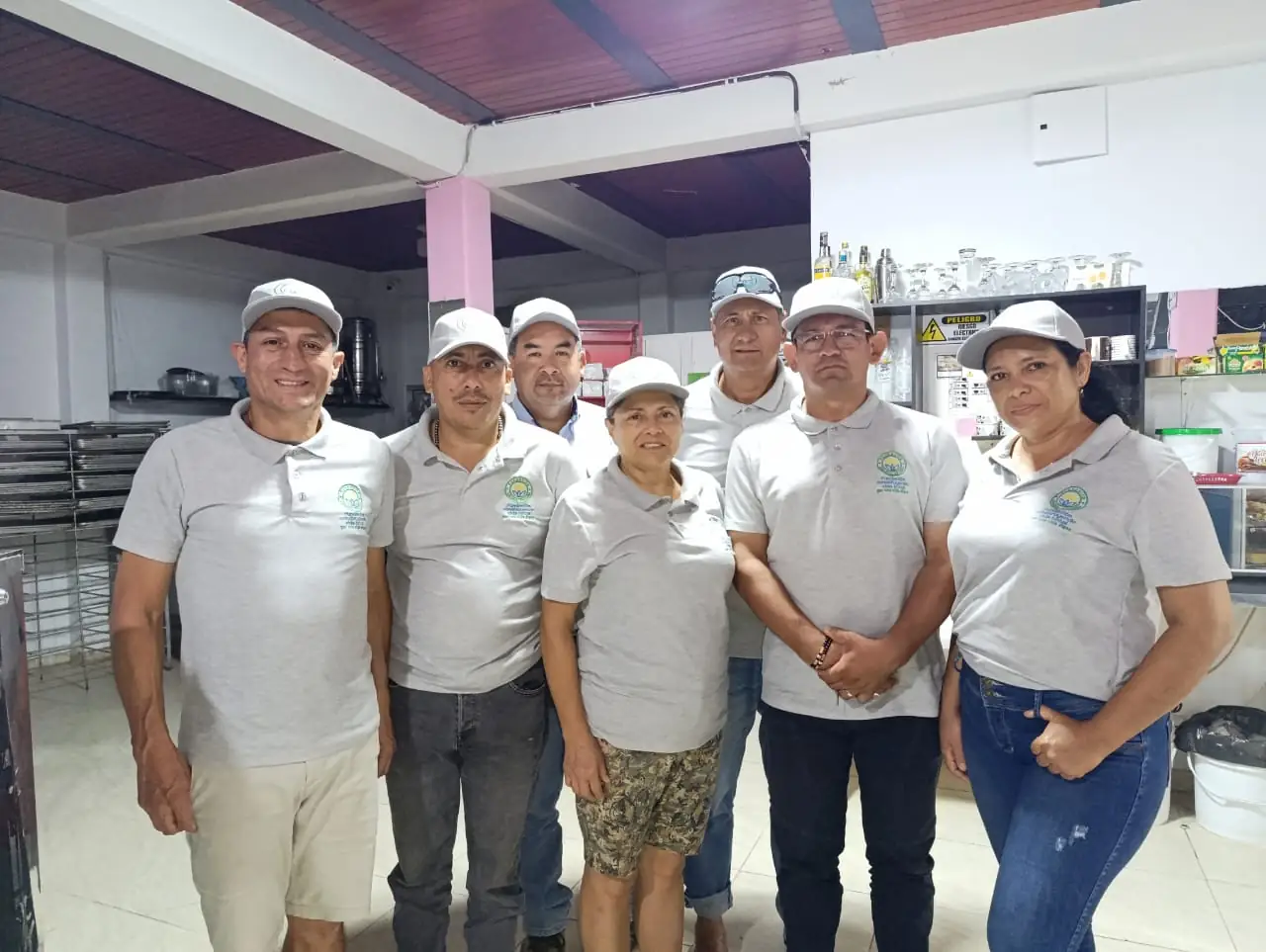 Integrantes de la fundación con su camiseta y gorra institucional