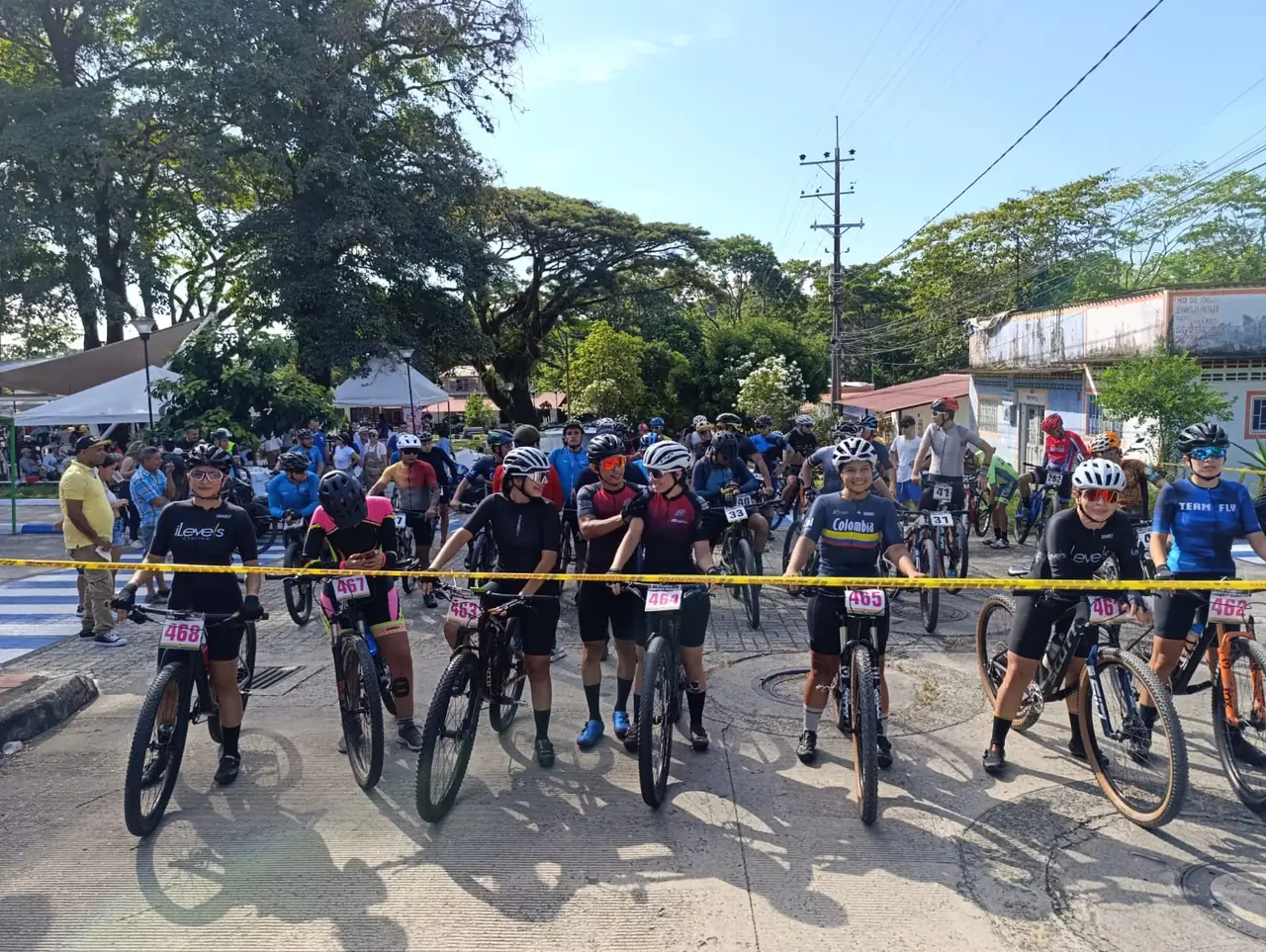 Ciclistas con su número de competencia esperando la partida de la Gran Carrera por La Paz
