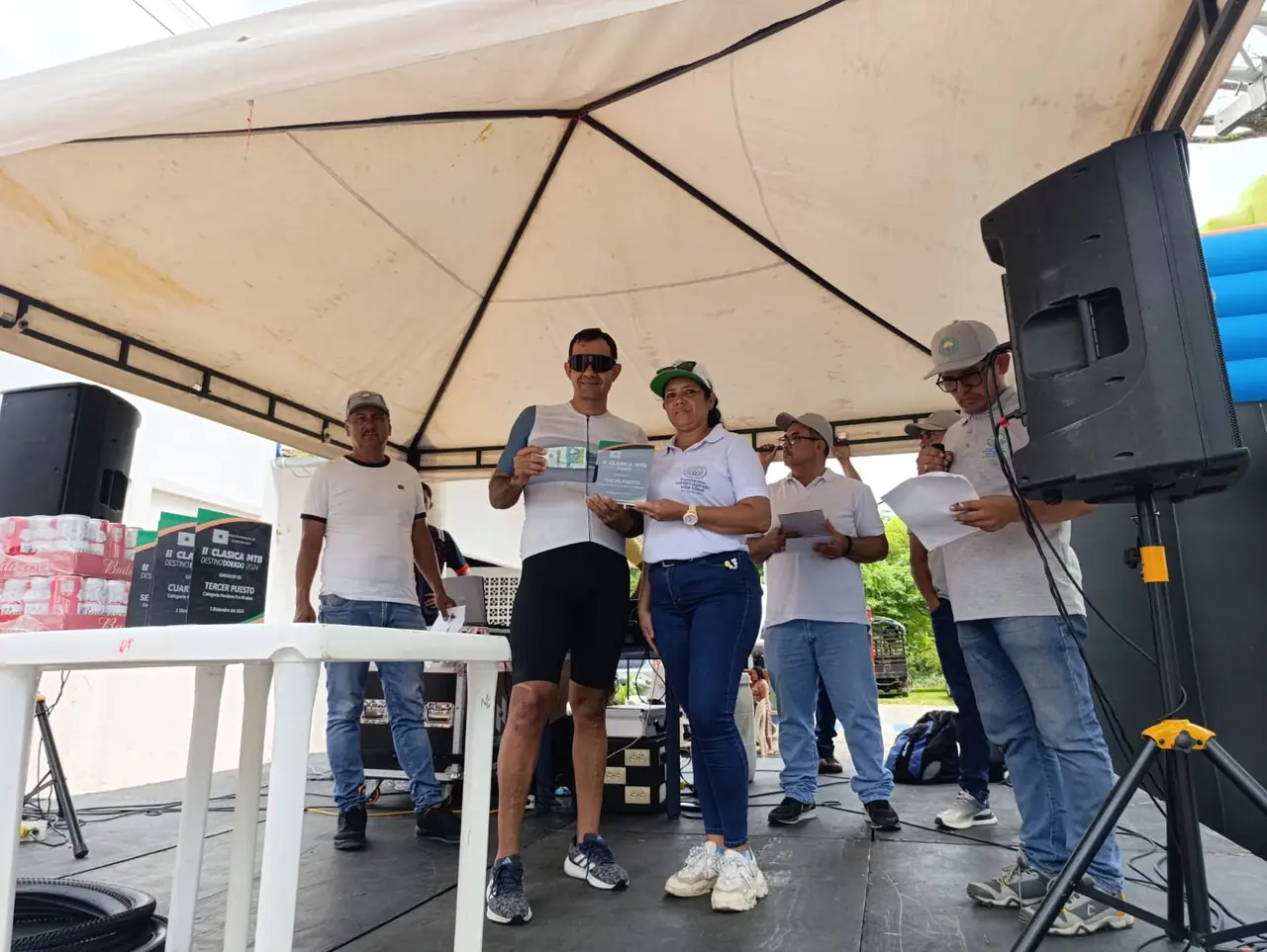 Ganador recibe su incentivo en efectivo en la tarima de premiación