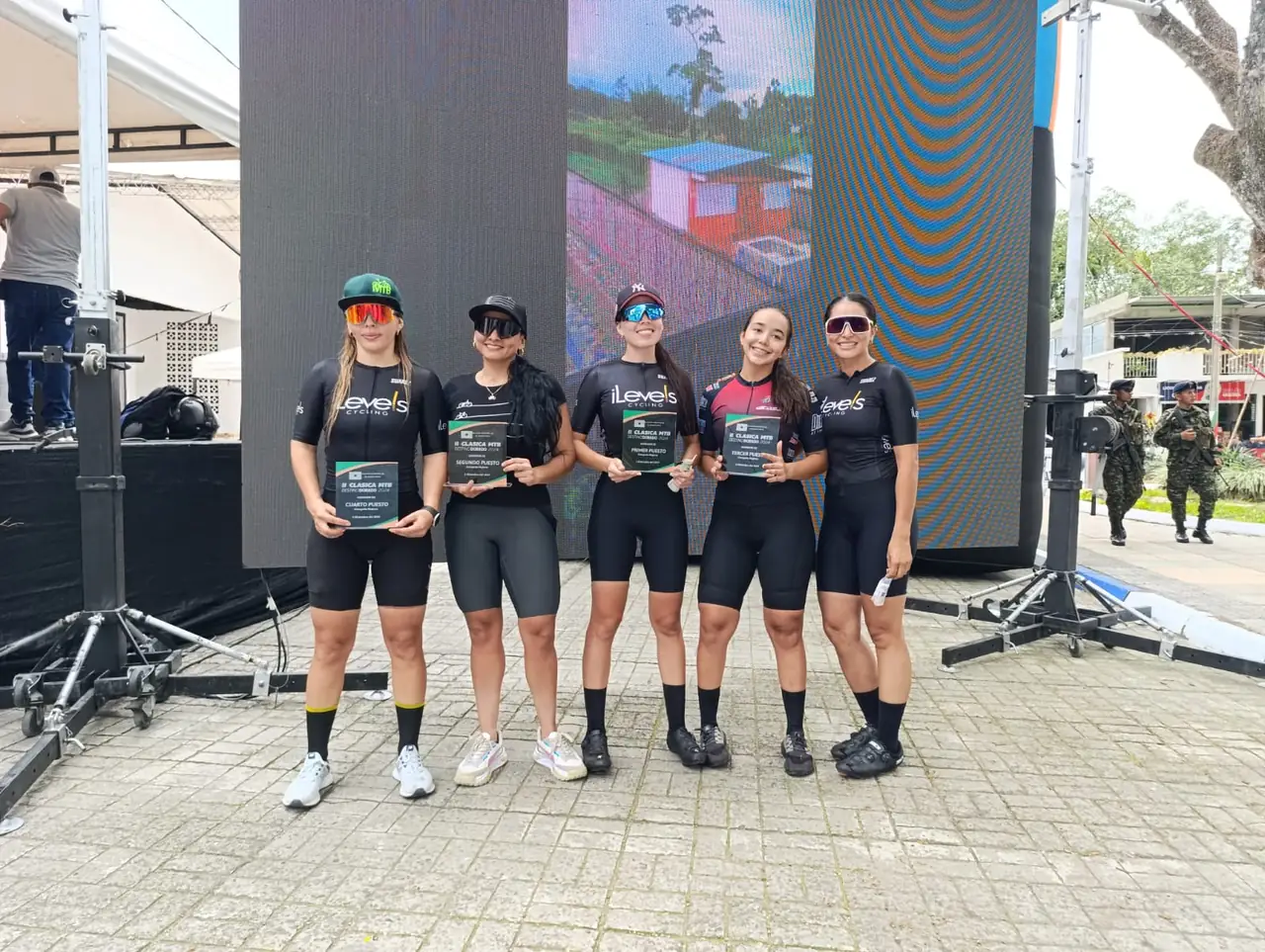 Ciclistas de la rama femenina posan con sus placas de reconocimiento