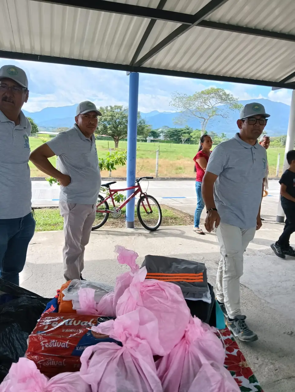 La mesa de regalos navideños bajo el quiosco, con las montañas al fondo