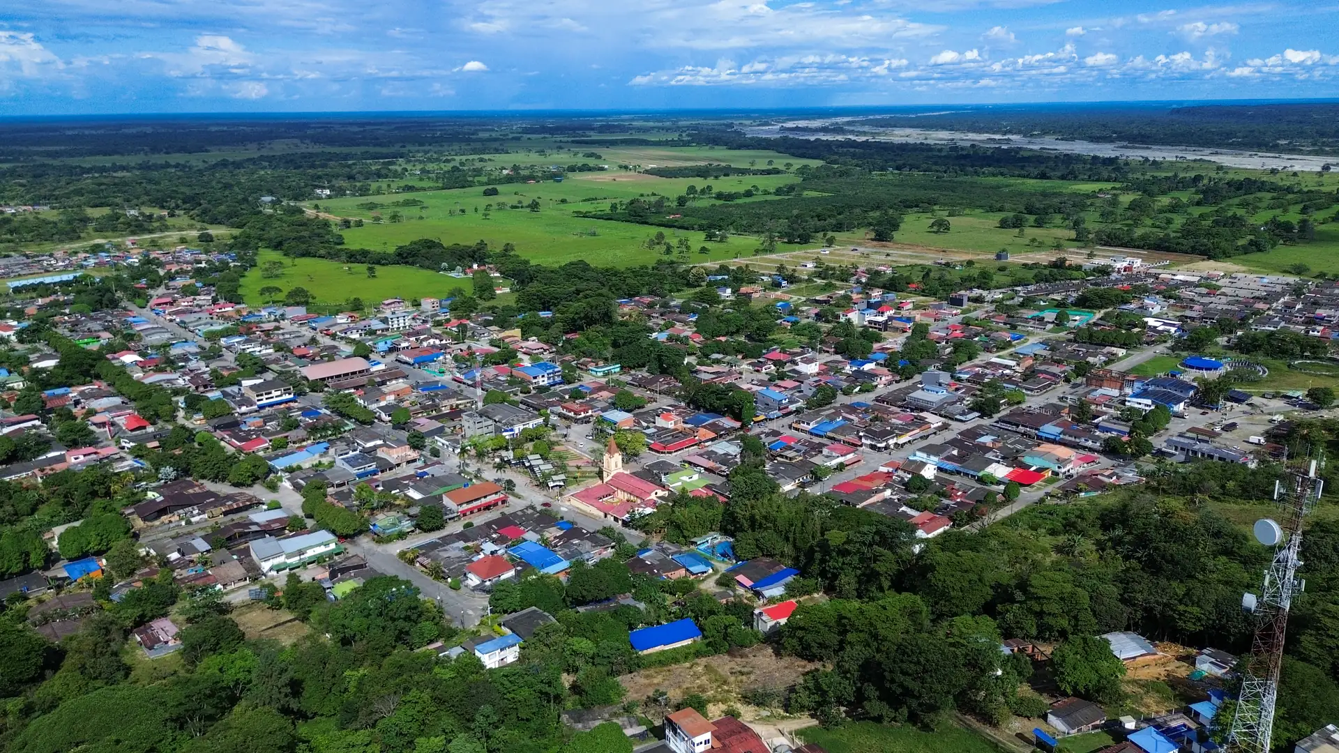 El pueblo visto desde el aire: las casas entre árboles y potreros
